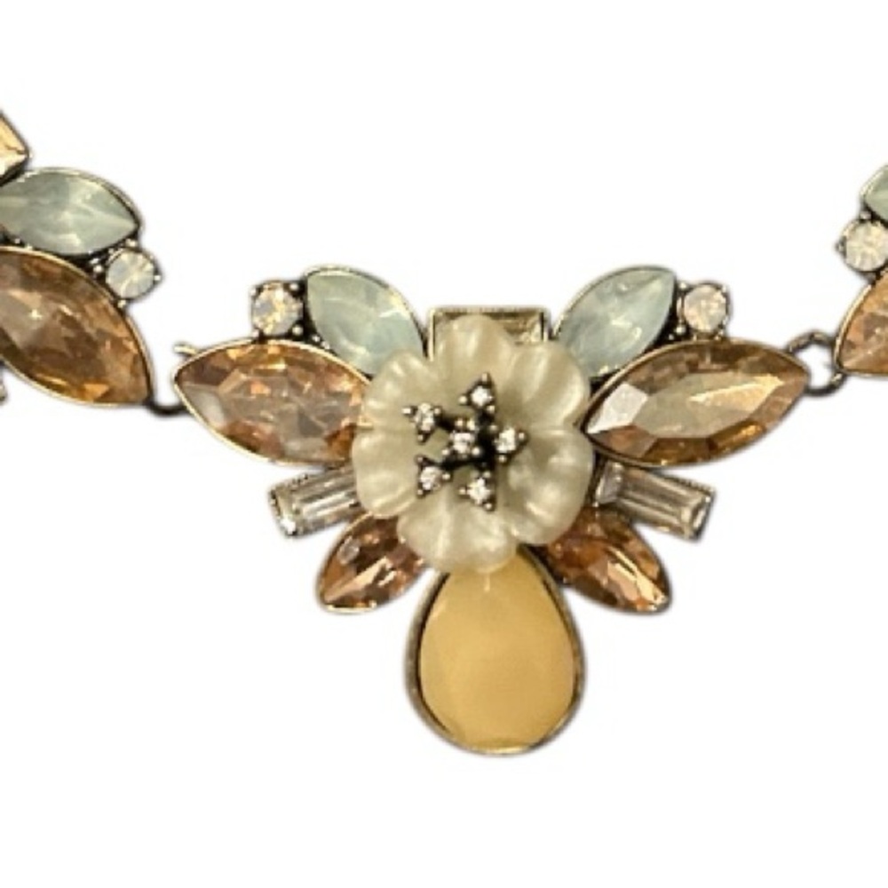 PRETTY CHLOE & ISABEL CHUNKY FLORAL NECKLACE WITH RHINESTONES, BAGUETTES, PEARLS - Picture 3 of 3